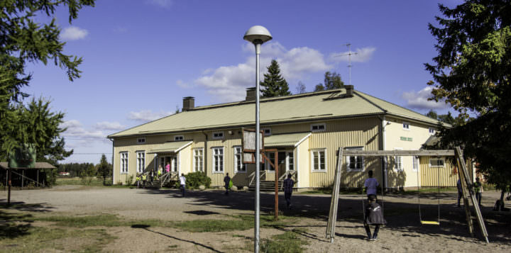 Haddom skolan pihaa ja koulurakennus