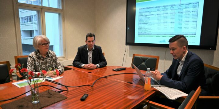 Kaupunginhallituksen puheenjohtaja Arja Isotalo, kaupunginjohtaja Jan D. Oker-Blom ja talouspäällikkö Fredrik Böhme esittelivät talousarvioehdotusta medialle 2.11.2022.